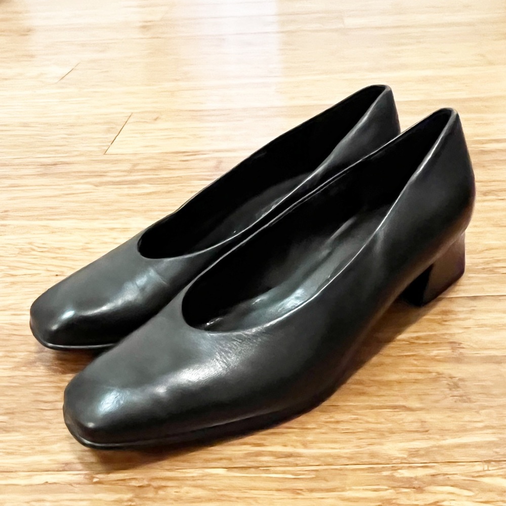 Vintage Etienne Aigner black leather "SARAH" block heel pumps with square toe. 8